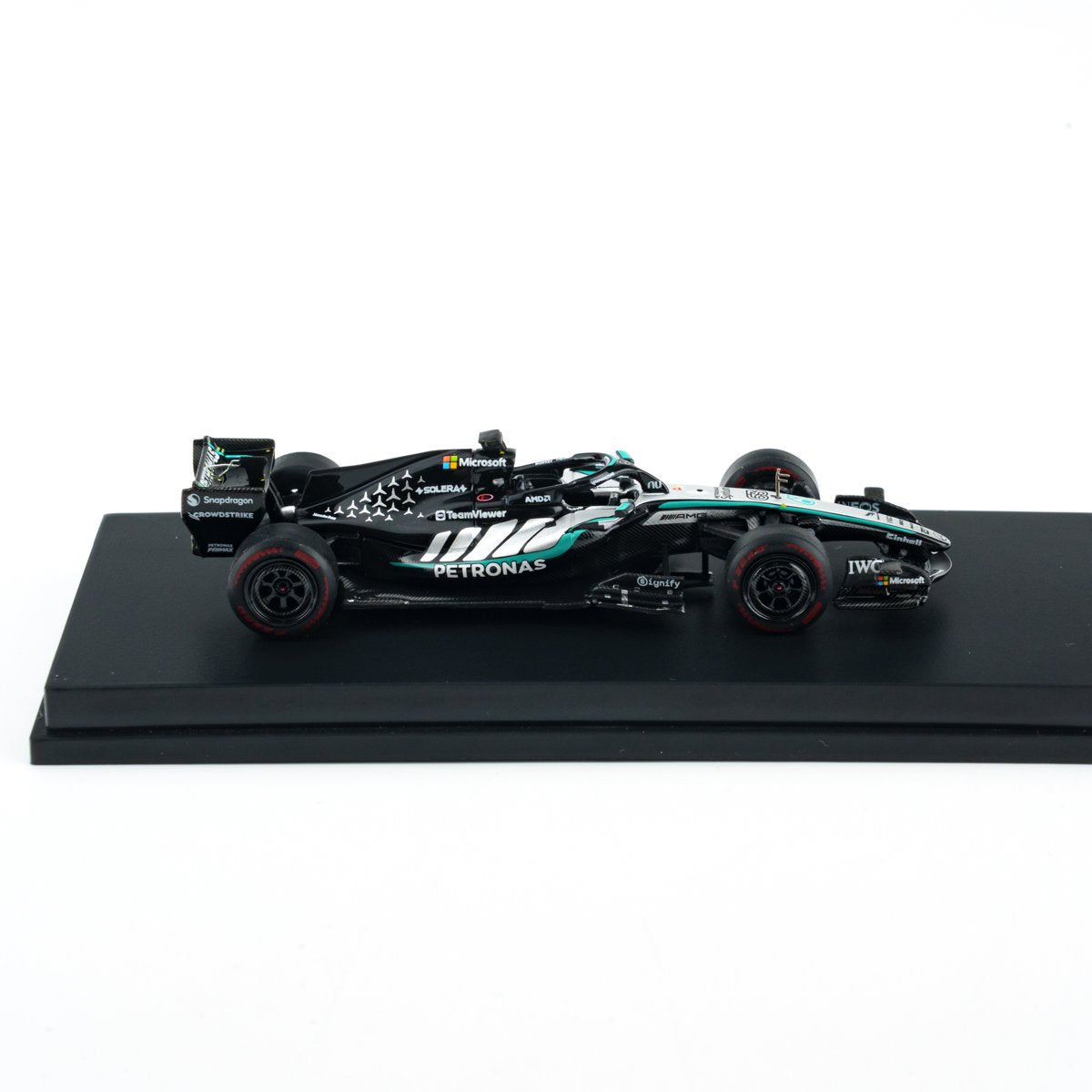 MINICHAMPS 1:64 MERCEDES-AMG PETRONAS FORMULA ONE TEAM W17 - GEORGE RUSSELL - WINNER SPRINT CHINA GP 2026 With FIGURINE AND POSITION BOARD