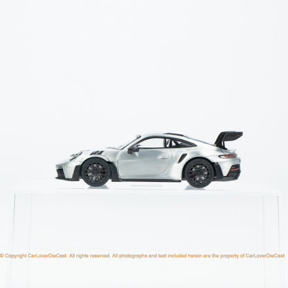 Minichamps x CLDC CarBook Vol. 2 Minichamps 1:64 Porsche 911 GT3 RS Glossy Varnish Diecast Car Model with Magazine (English Version)