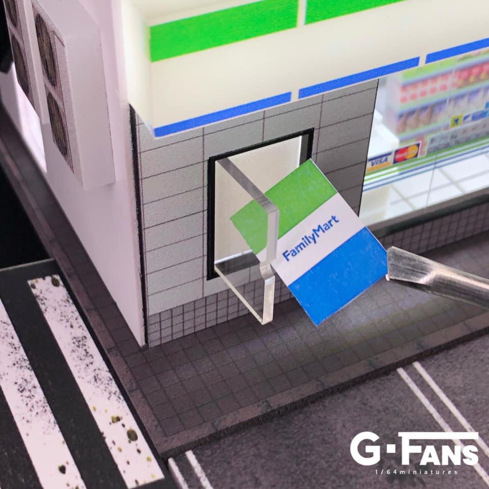 G-Fans 1/64 Family Mart Convenience Store LED Light Diorama with Car Park Parking Lot