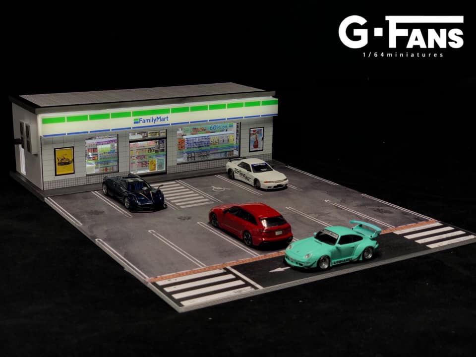 G-Fans 1/64 Family Mart Convenience Store LED Light Diorama with Car Park Parking Lot
