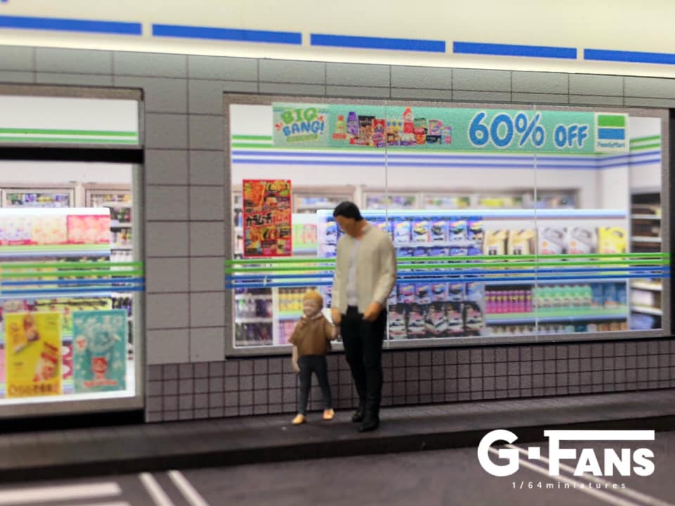 G-Fans 1/64 Family Mart Convenience Store LED Light Diorama with Car Park Parking Lot