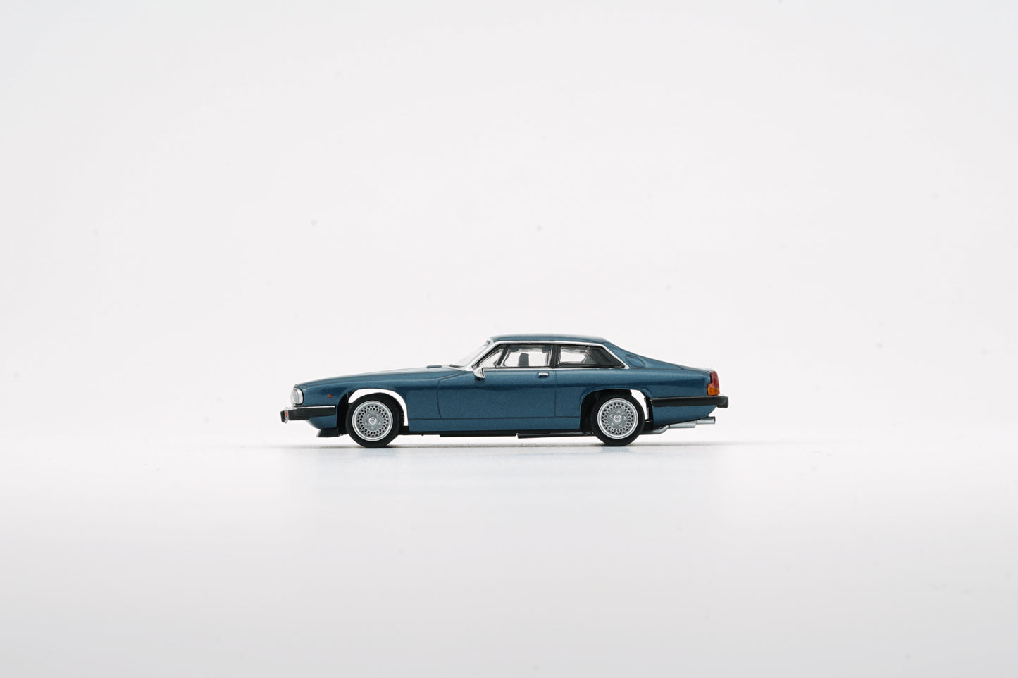 BM Creations 1/64 Jaguar XJ-S XJS V12 Cobalt Blue with 4 Additional Wheels (RHD)
