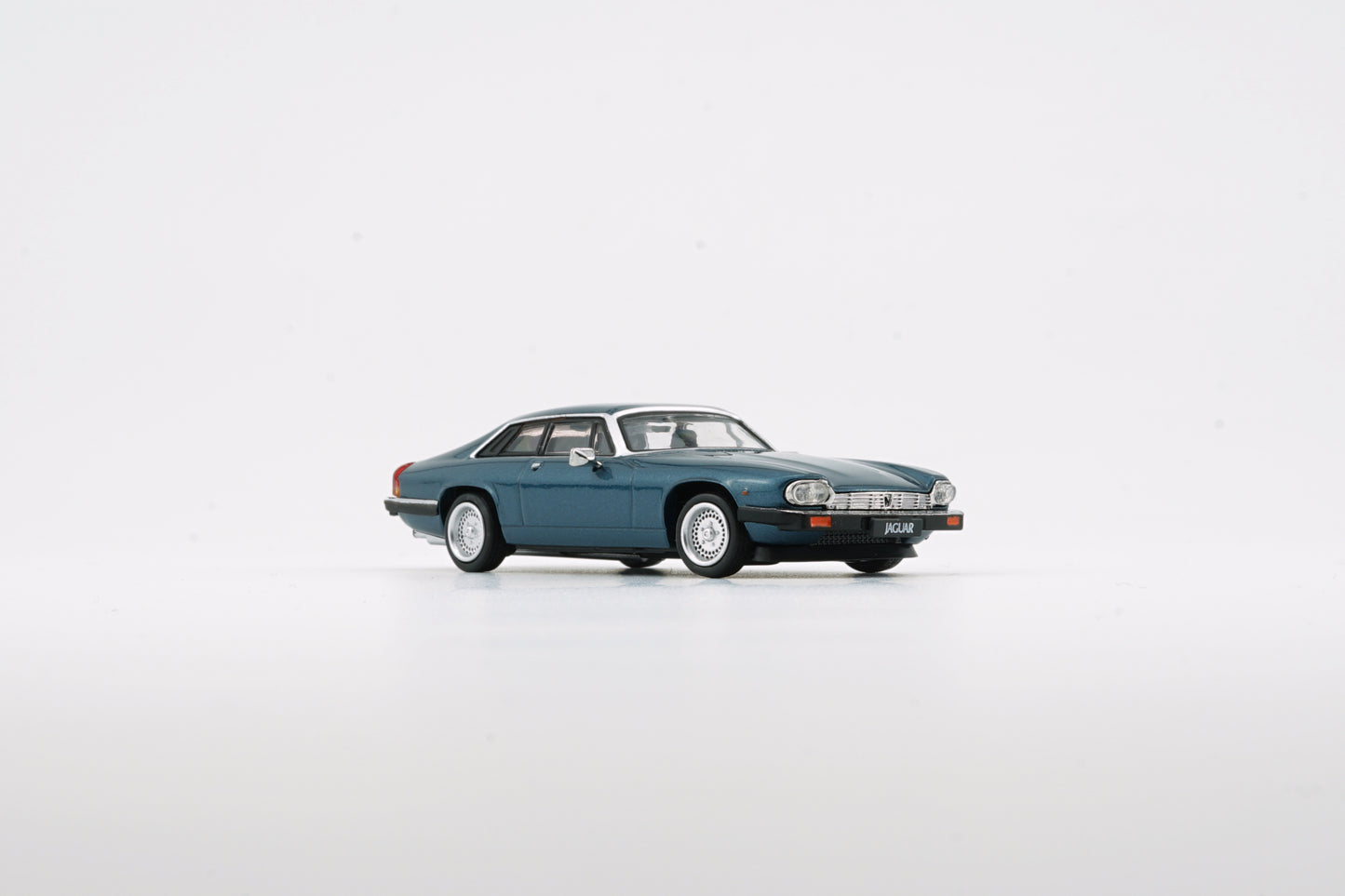 BM Creations 1/64 Jaguar XJ-S XJS V12 Cobalt Blue with 4 Additional Wheels (RHD)