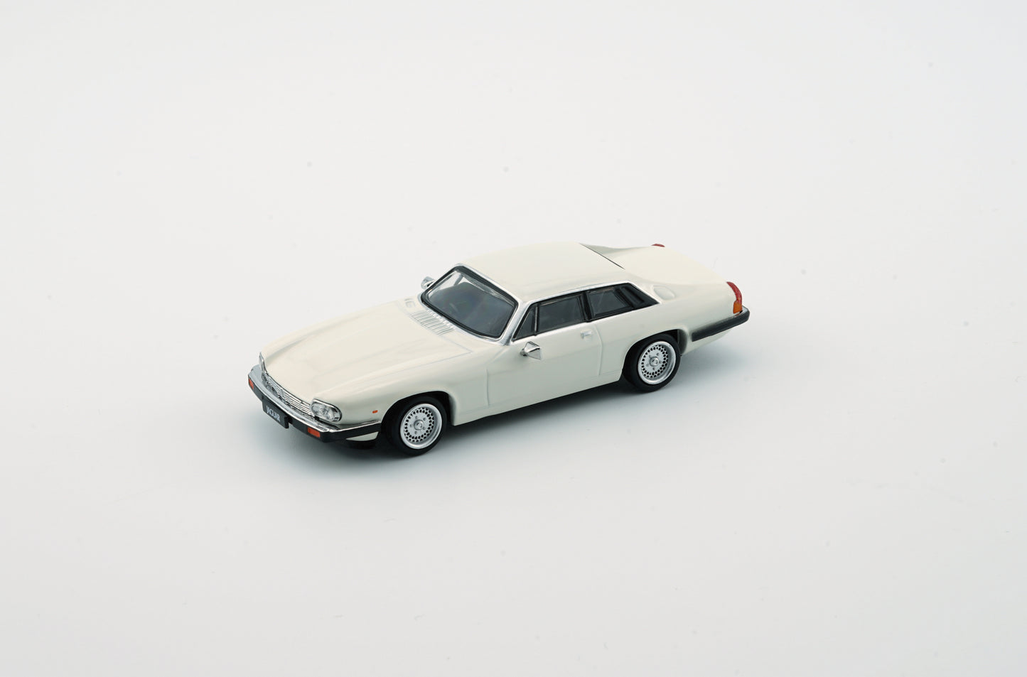 BM Creations 1/64 Jaguar XJ-S XJS V12 Glacier White with 4 Additional Wheels (RHD)