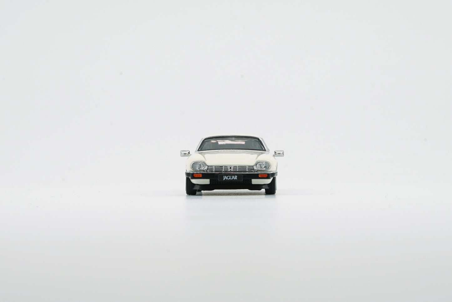 BM Creations 1/64 Jaguar XJ-S XJS V12 Glacier White with 4 Additional Wheels (RHD)