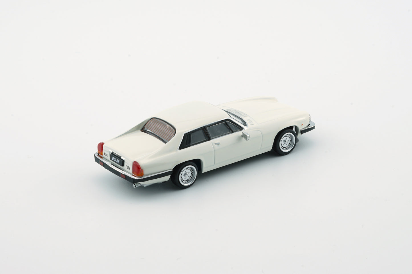 BM Creations 1/64 Jaguar XJ-S XJS V12 Glacier White with 4 Additional Wheels (RHD)