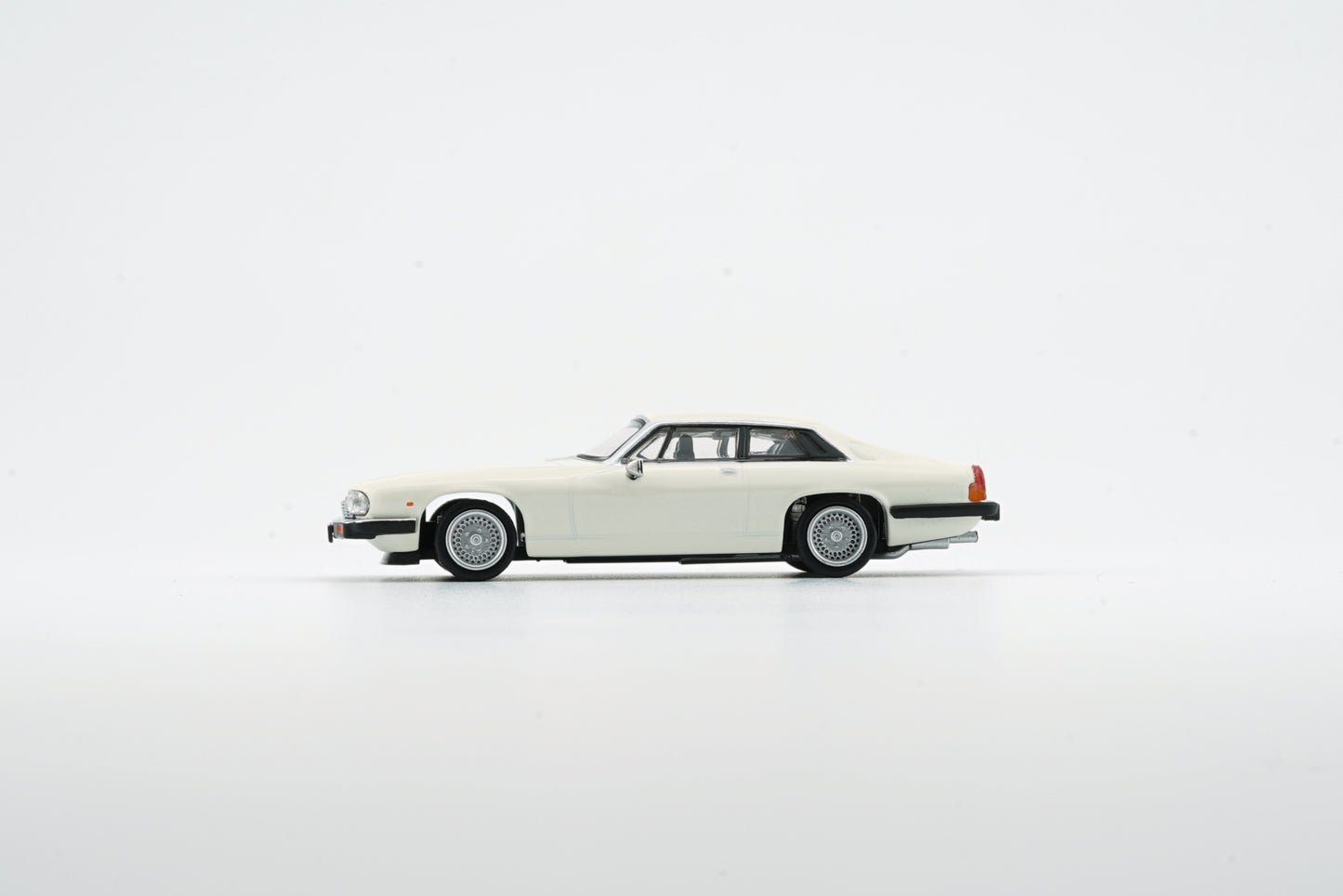BM Creations 1/64 Jaguar XJ-S XJS V12 Glacier White with 4 Additional Wheels (RHD)