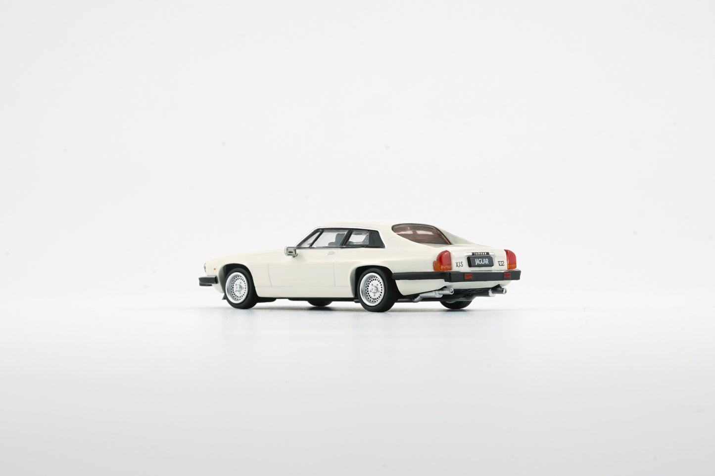 BM Creations 1/64 Jaguar XJ-S XJS V12 Glacier White with 4 Additional Wheels (RHD)
