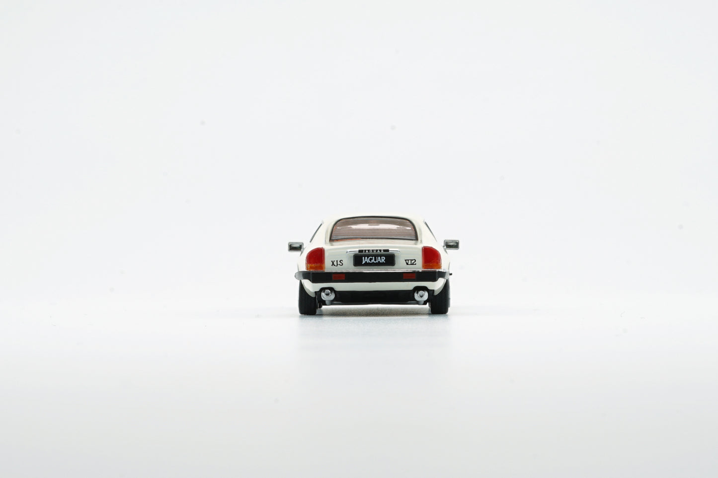 BM Creations 1/64 Jaguar XJ-S XJS V12 Glacier White with 4 Additional Wheels (RHD)