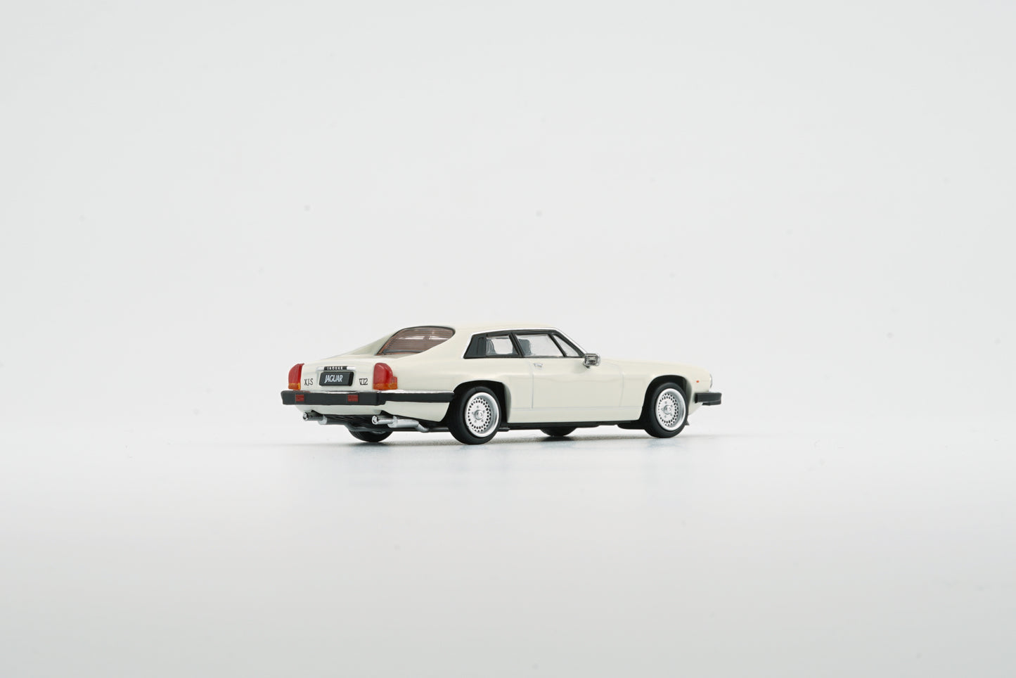 BM Creations 1/64 Jaguar XJ-S XJS V12 Glacier White with 4 Additional Wheels (RHD)