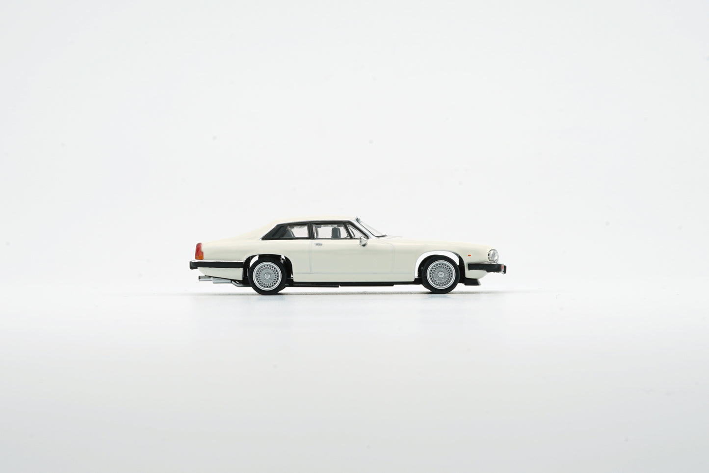 BM Creations 1/64 Jaguar XJ-S XJS V12 Glacier White with 4 Additional Wheels (RHD)