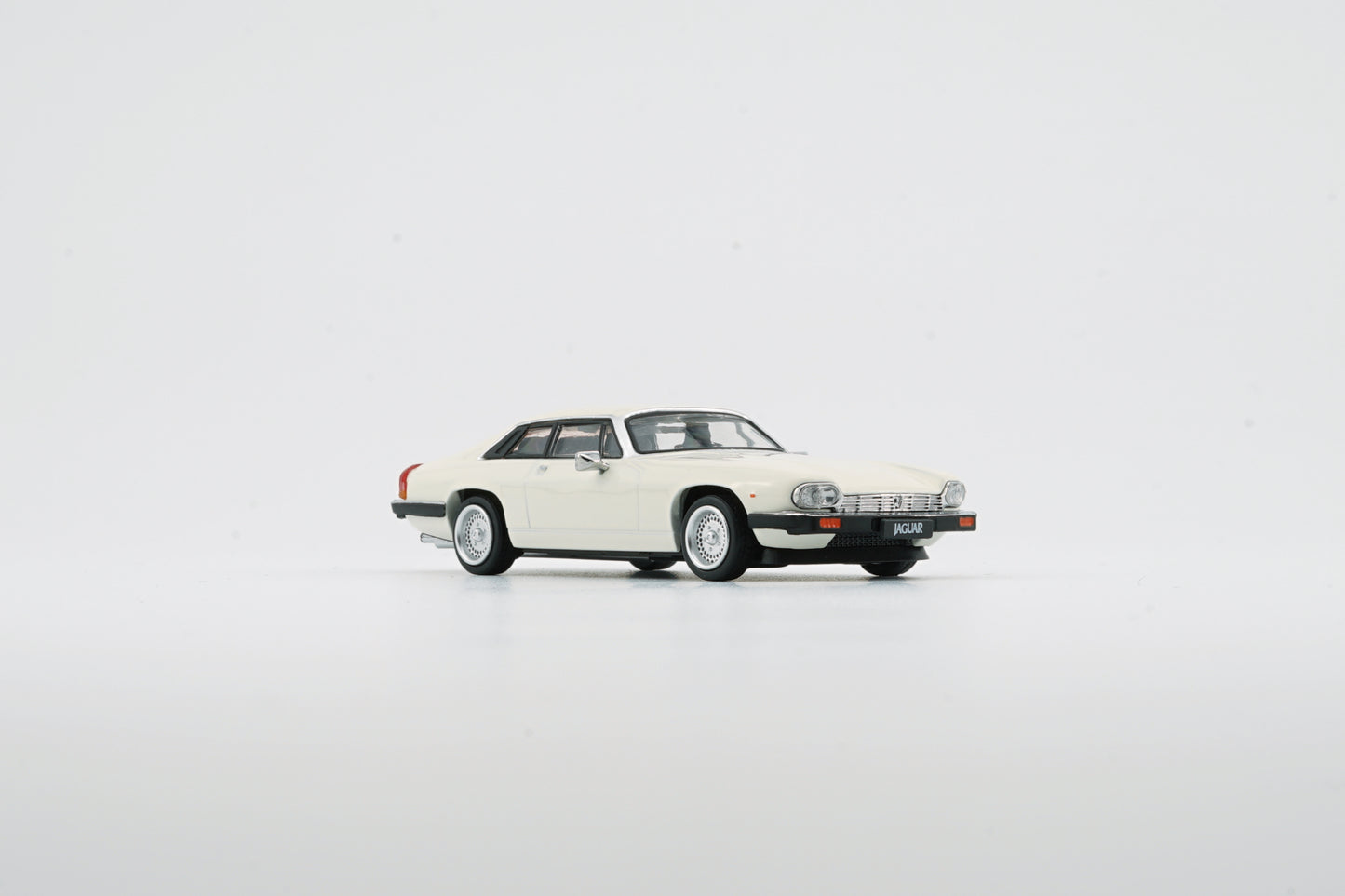 BM Creations 1/64 Jaguar XJ-S XJS V12 Glacier White with 4 Additional Wheels (RHD)