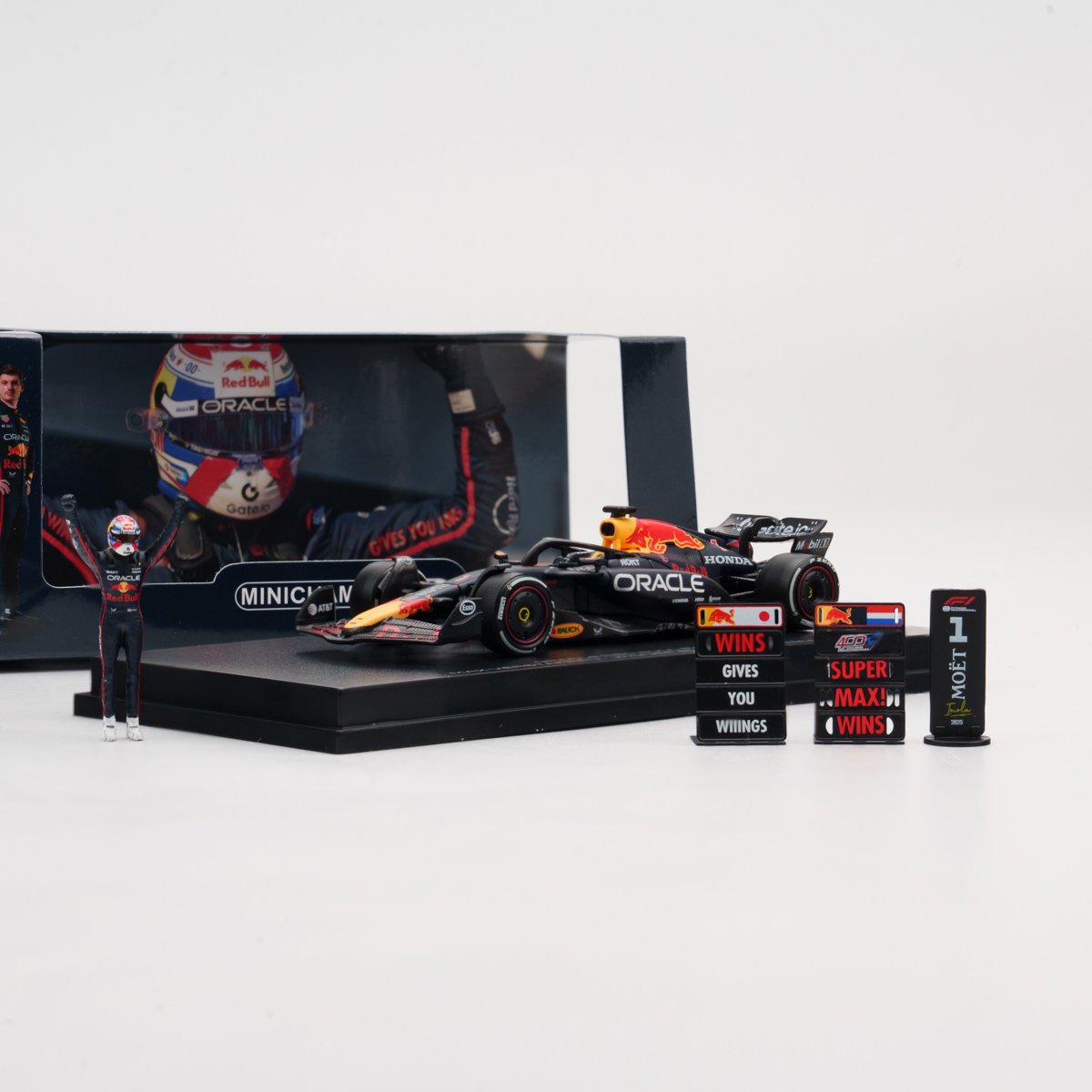 MINICHAMPS 1:64 ORACLE RED BULL RACING RB21 - MAX VERSTAPPEN - WINNER EMILIA-ROMAGNA GP 2025  With FIGURINE, 2X PITBOARD AND POSITION BOARD