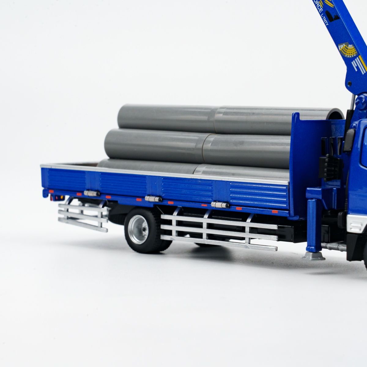 GCD 1:64 Mitsubishi Fuso Fighter Boom Lifter Crane Truck Official Licensed Blue with 2 Bunches of PVC Pipes + 1 Metallic Sun Shade