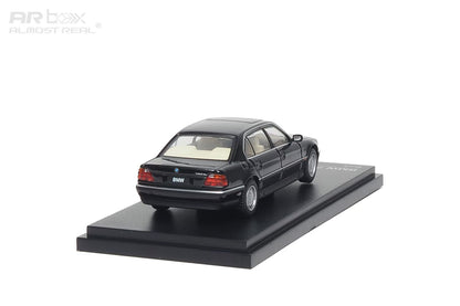 AR Box 1:64 BMW 7 Series Mk3 E38 750iL Black BMW Official Licensed (630201001)