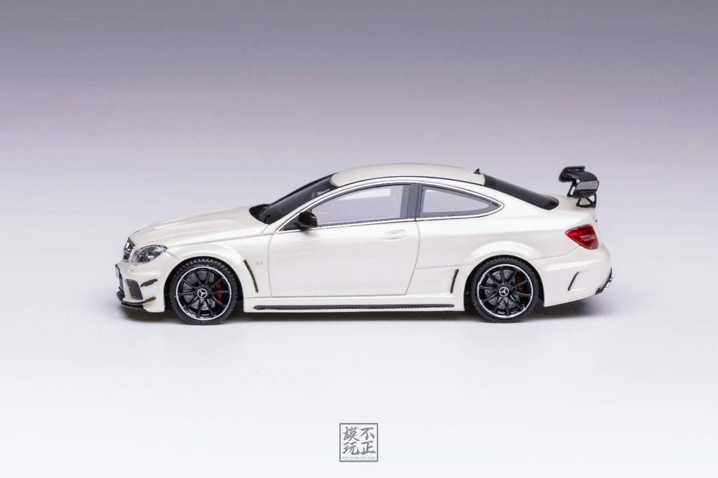 [Premium Resin Model] Car Lounge 1:64 Mercedes-Benz C63 Black Series C-Class W205 Diamond White Premium Box Packaging (Limited to 399 Pieces)