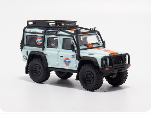 Master Model 1:64 Land Rover Defender 110 4X4 Off Road with Accessories - Gulf Clean Version