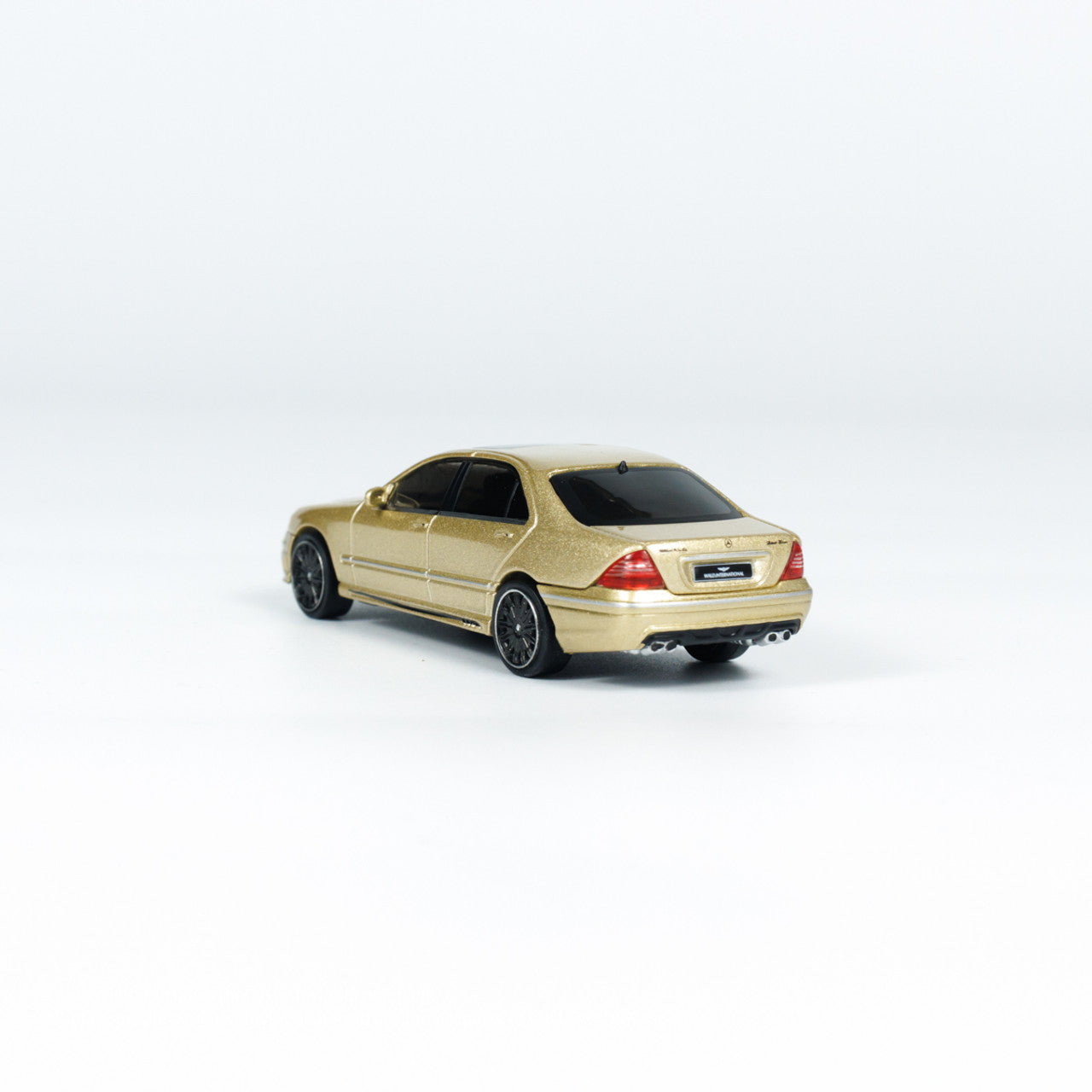 Tarmac Works x CLDC Exclusive Global Mercedes-Benz S-Class Wald GOLD Diecast Car Model with Magazine (English Version)