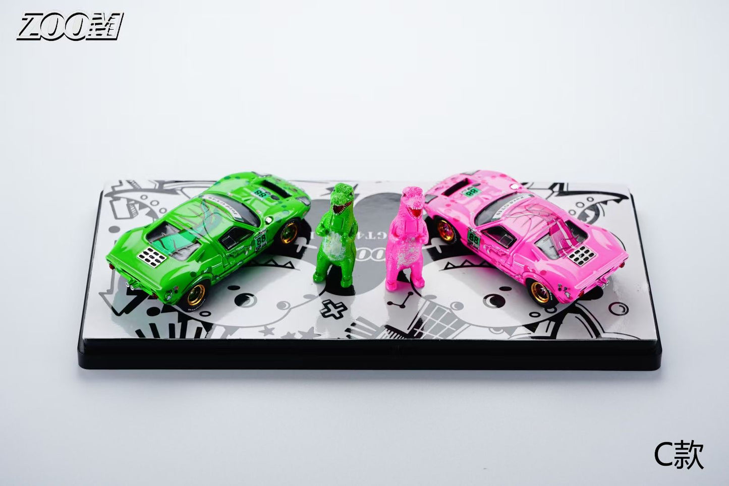 Zoom 1:64 Ford GT40 MK1 (P/1075) Tyrannosaurus Rexy and Roxy Green and Pink 2 Cars Set with 2 Dinosaur Figures