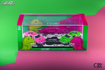 Zoom 1:64 Ford GT40 MK1 (P/1075) Tyrannosaurus Rexy and Roxy Green and Pink 2 Cars Set with 2 Dinosaur Figures