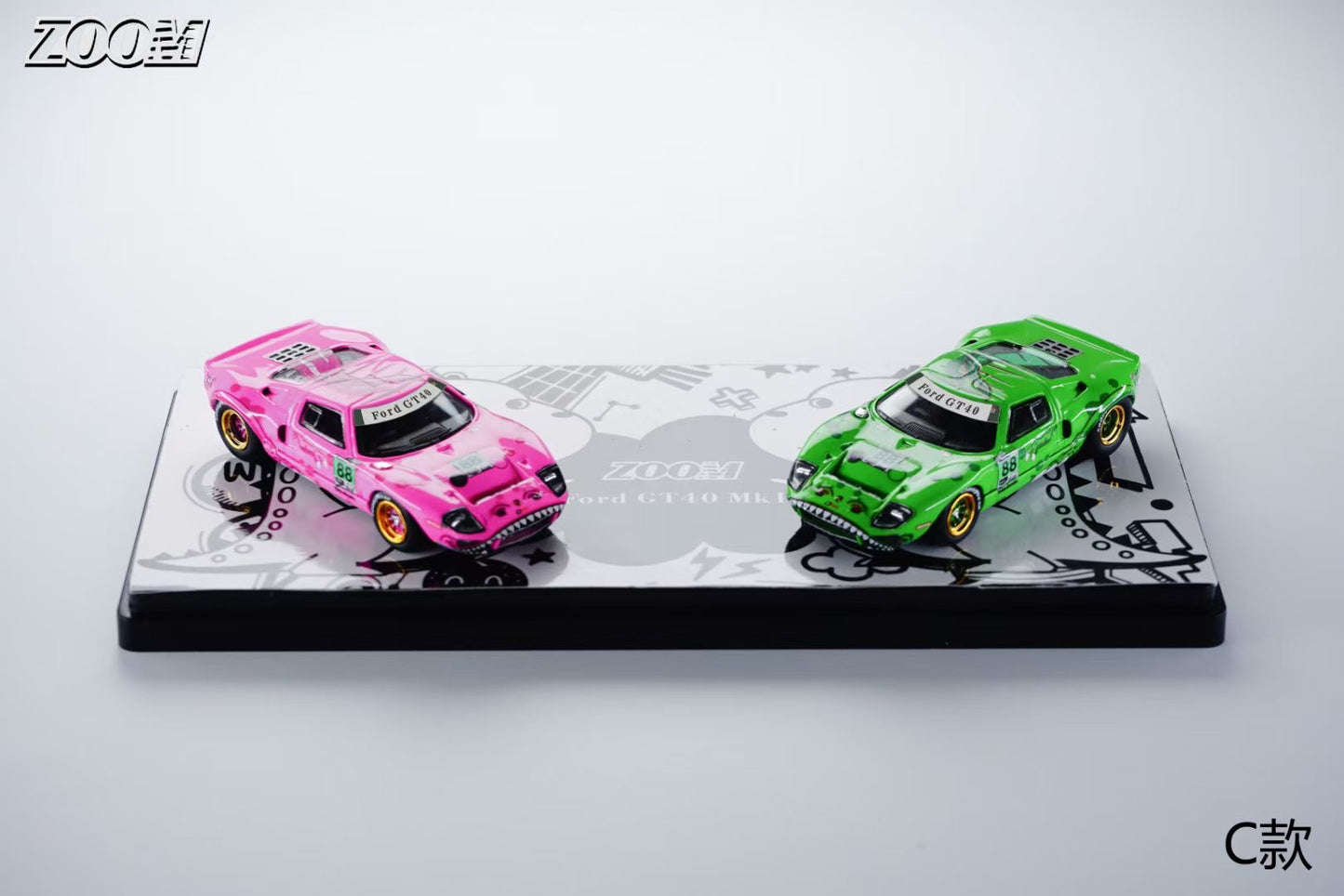 Zoom 1:64 Ford GT40 MK1 (P/1075) Tyrannosaurus Rexy and Roxy Green and Pink 2 Cars Set with 2 Dinosaur Figures