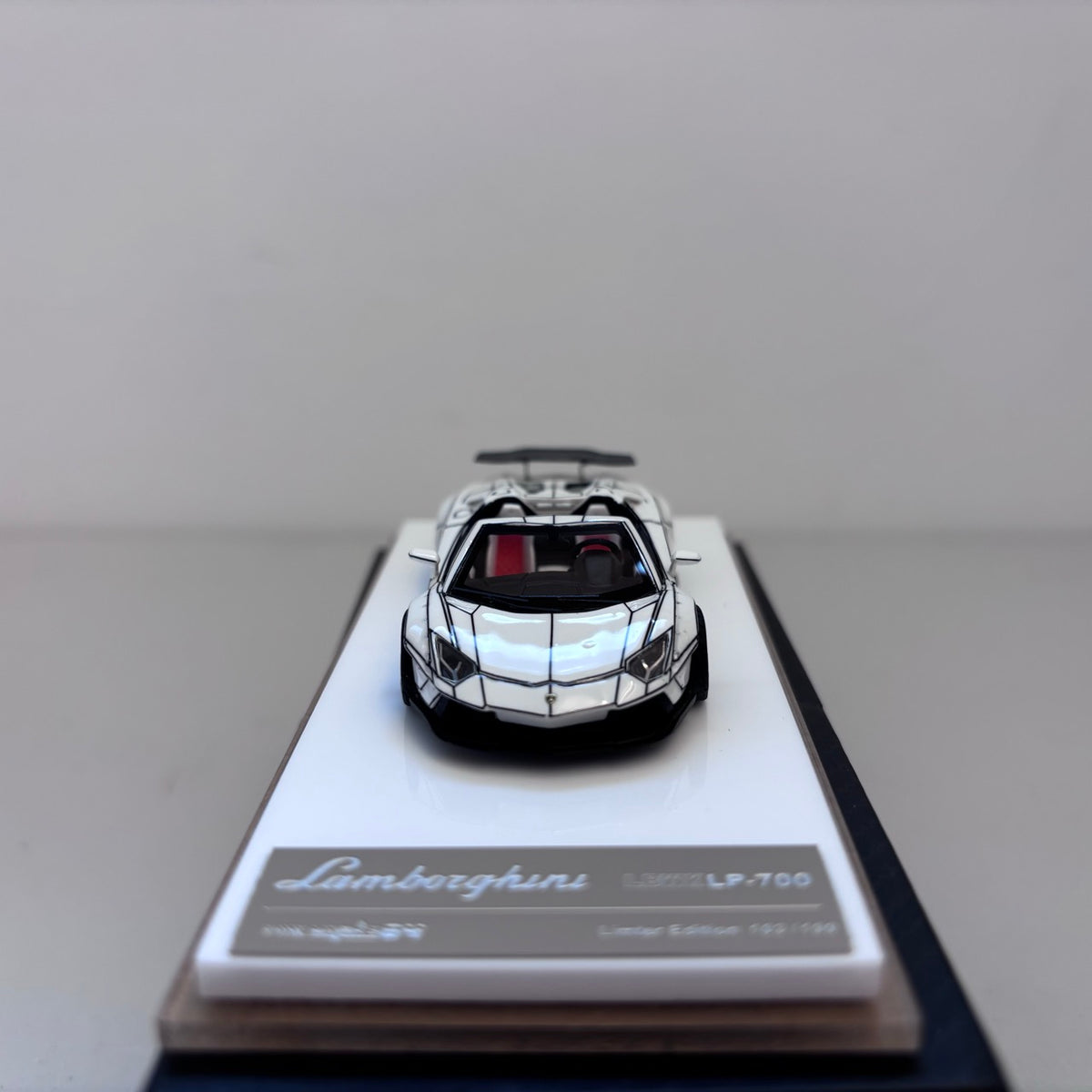 [Premium Resin Model] Fine Works 1:64 Aventador LP700-4 Roadster Convertible Liberty Walk Edition Tron White Black Panel Lines Limited 199 Pieces