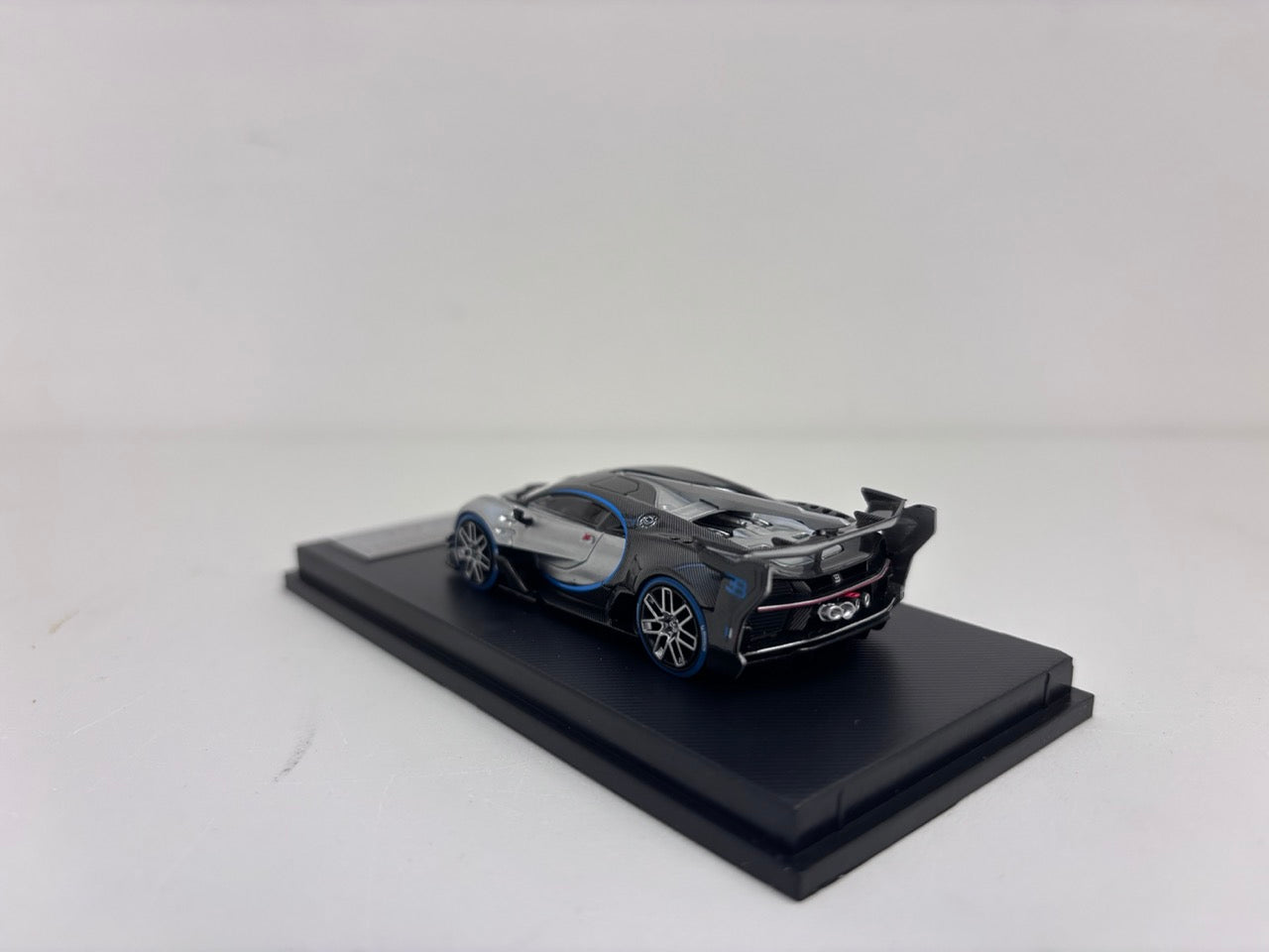 League Model x MJ Model 1:64 Vision GT Silver