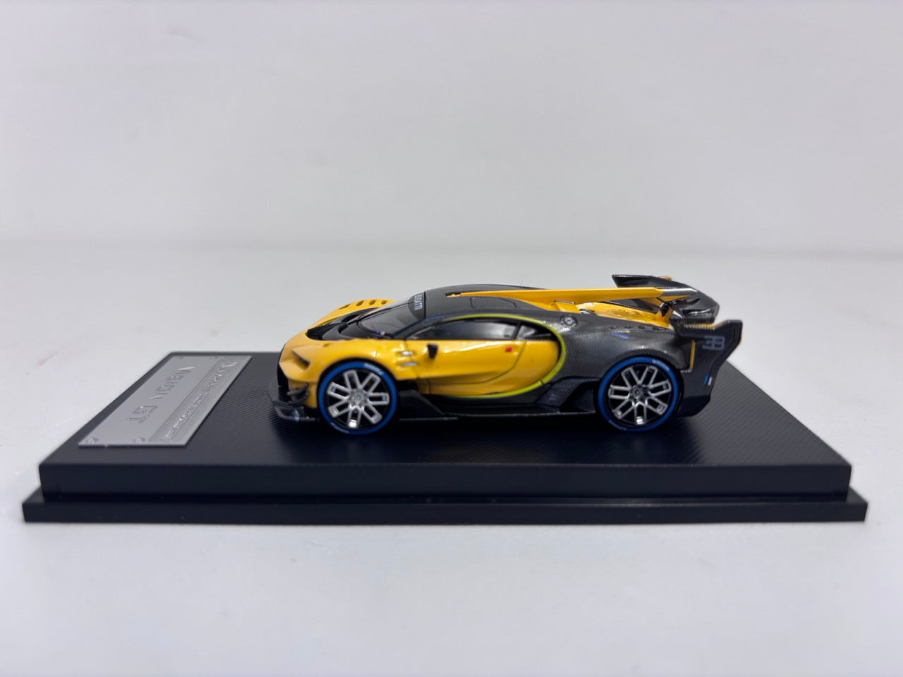 League Model x MJ Model 1:64 Vision GT Yellow
