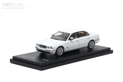 AR Box 1:64 Jaguar XJ350 White Onyx Jaguar Official Licensed