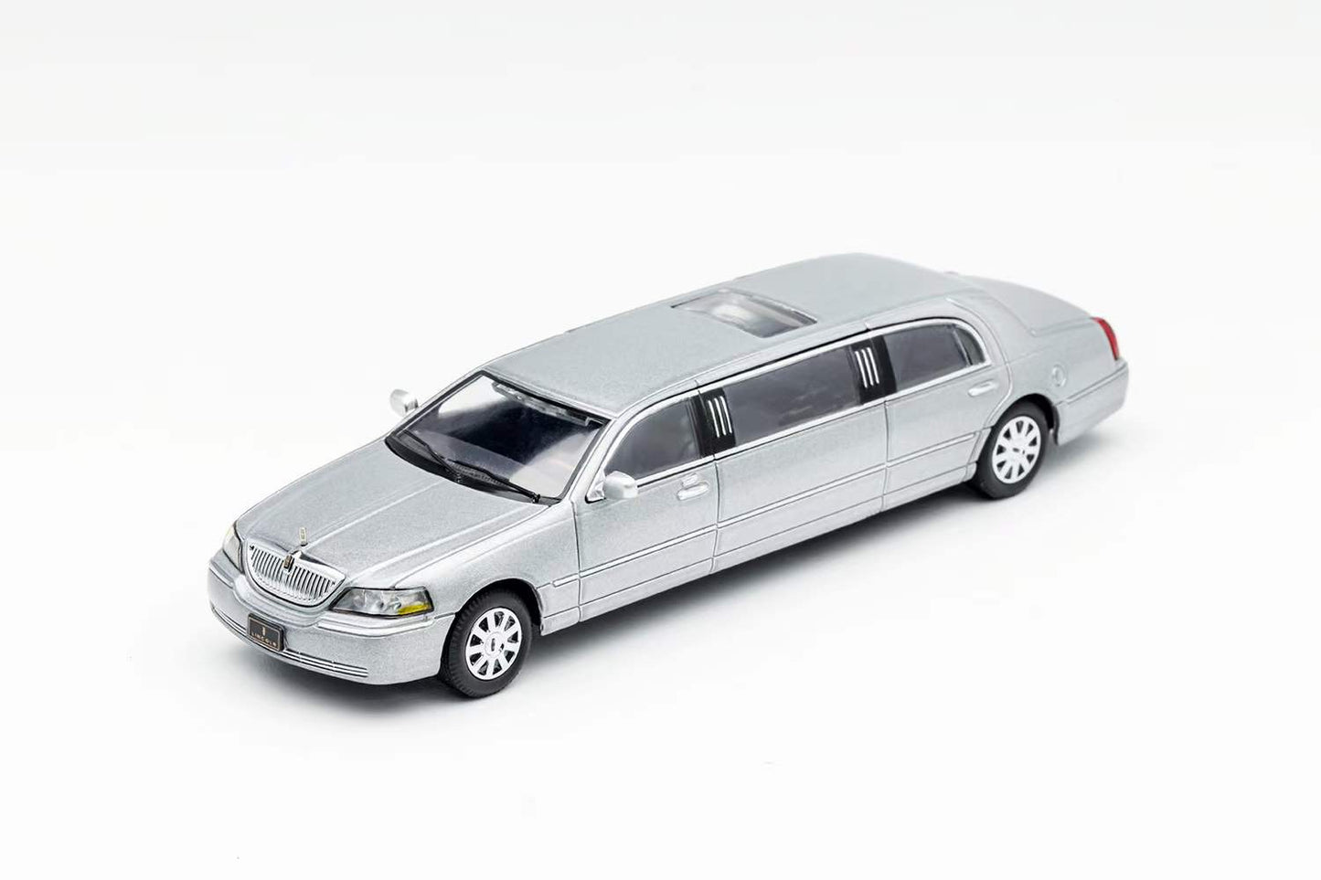 GCD 1:64 Lincoln Town Car 2003 Mk3 FN145 Limousine Extended Edition Silver