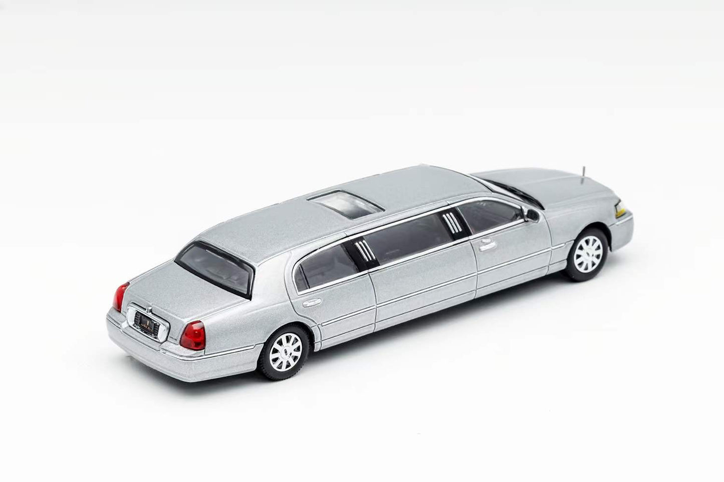 GCD 1:64 Lincoln Town Car 2003 Mk3 FN145 Limousine Extended Edition Silver