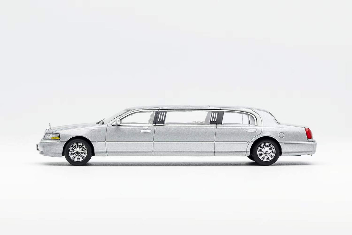 GCD 1:64 Lincoln Town Car 2003 Mk3 FN145 Limousine Extended Edition Silver