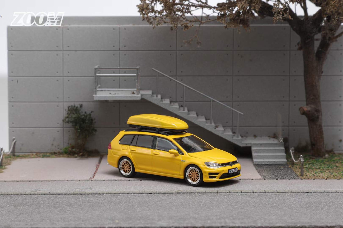 Zoom 1:64 Volkswagen Golf Mk7 7R Wagon Yellow with 4 Extra BBS Wheels + 2 Bicycles + Roof Box