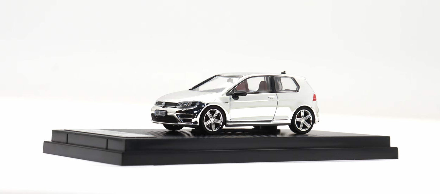 Zoom 1:64 Volkswagen Golf Mk7 7R 2 Doors Hot Hatch Chrome Silver