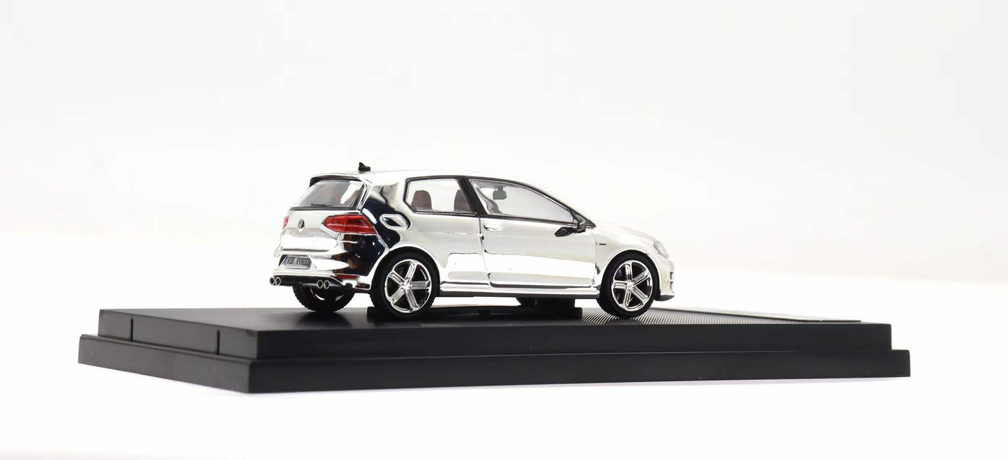 Zoom 1:64 Volkswagen Golf Mk7 7R 2 Doors Hot Hatch Chrome Silver