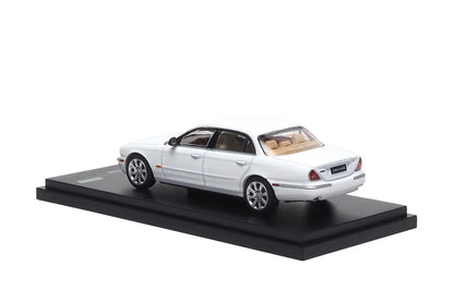AR Box 1:64 Jaguar XJ350 White Onyx Jaguar Official Licensed