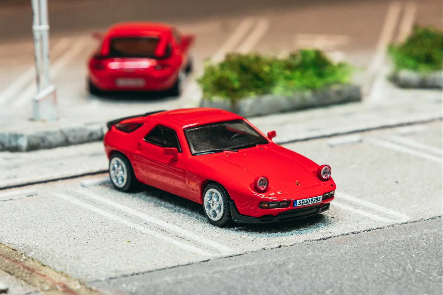 Tarmac Works 1/64 Porsche 928 S Red - Tarmac Works x iXO Models GLOBAL64