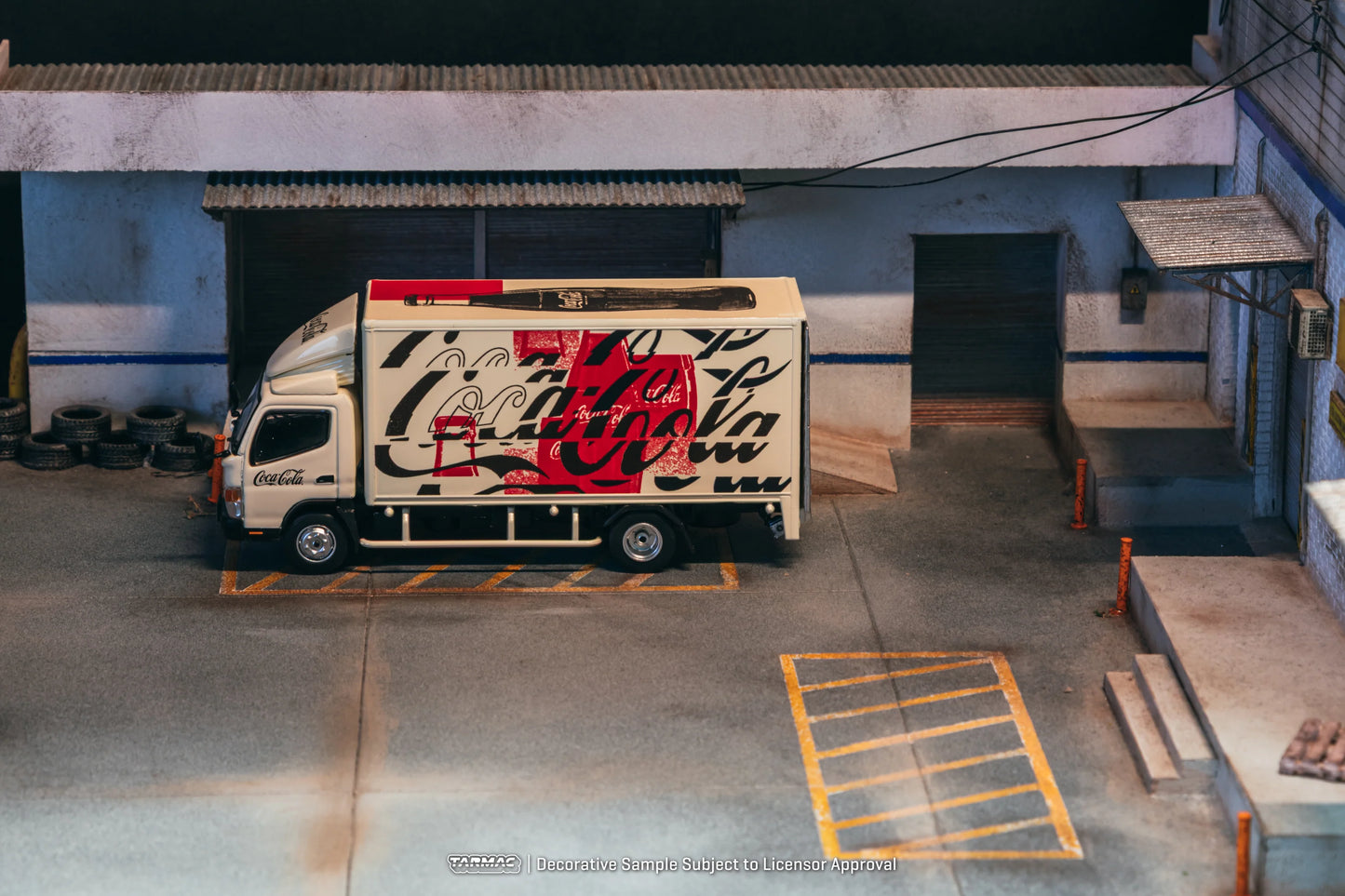 Tarmac Works 1/64 Mitsubishi Fuso Canter - Coca-Cola Box Truck - Tarmac Works TRUCK64