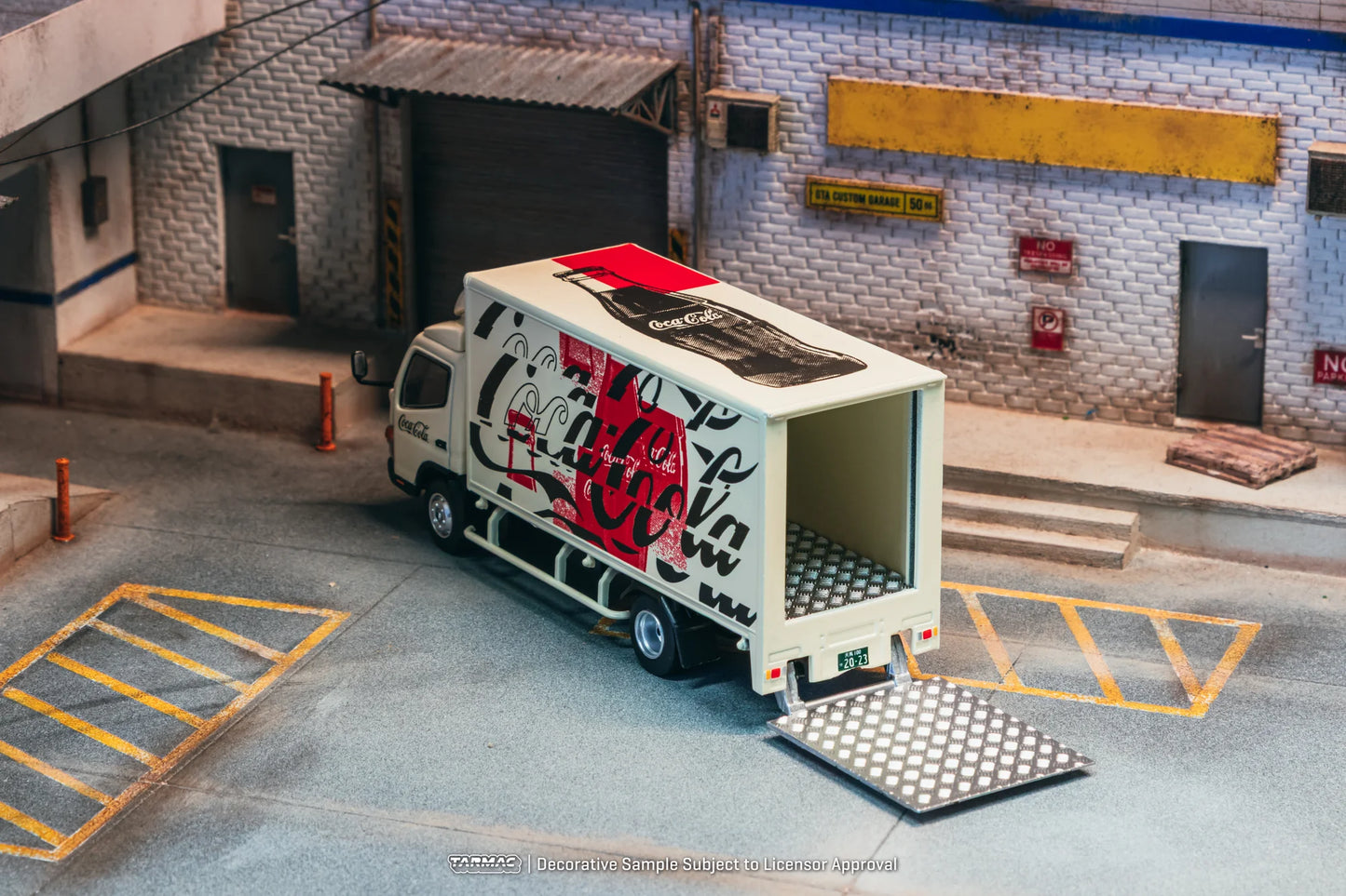Tarmac Works 1/64 Mitsubishi Fuso Canter - Coca-Cola Box Truck - Tarmac Works TRUCK64