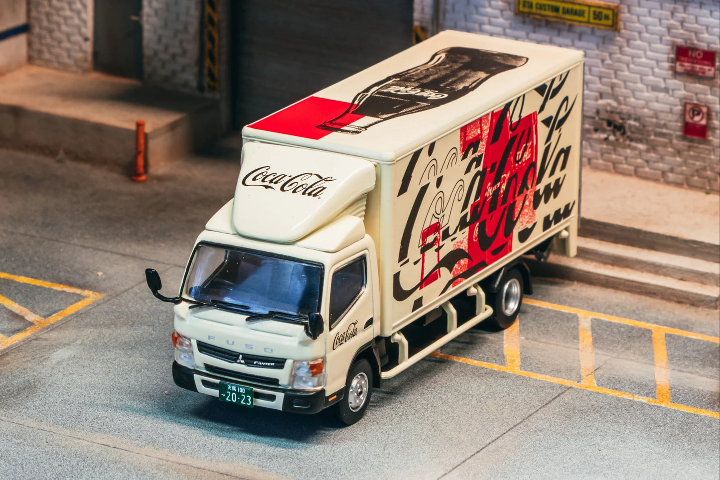 Tarmac Works 1/64 Mitsubishi Fuso Canter - Coca-Cola Box Truck - Tarmac Works TRUCK64