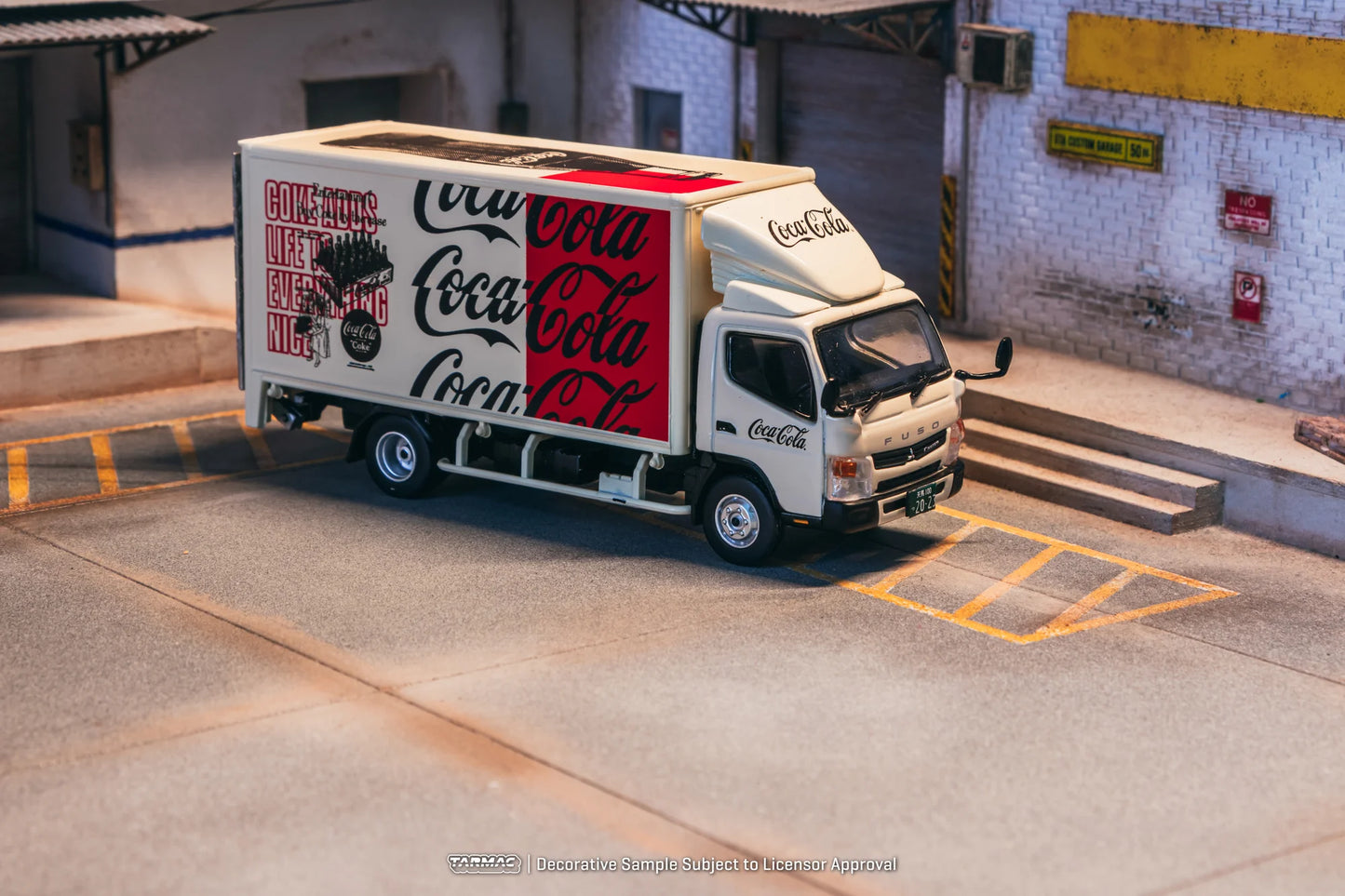 Tarmac Works 1/64 Mitsubishi Fuso Canter - Coca-Cola Box Truck - Tarmac Works TRUCK64