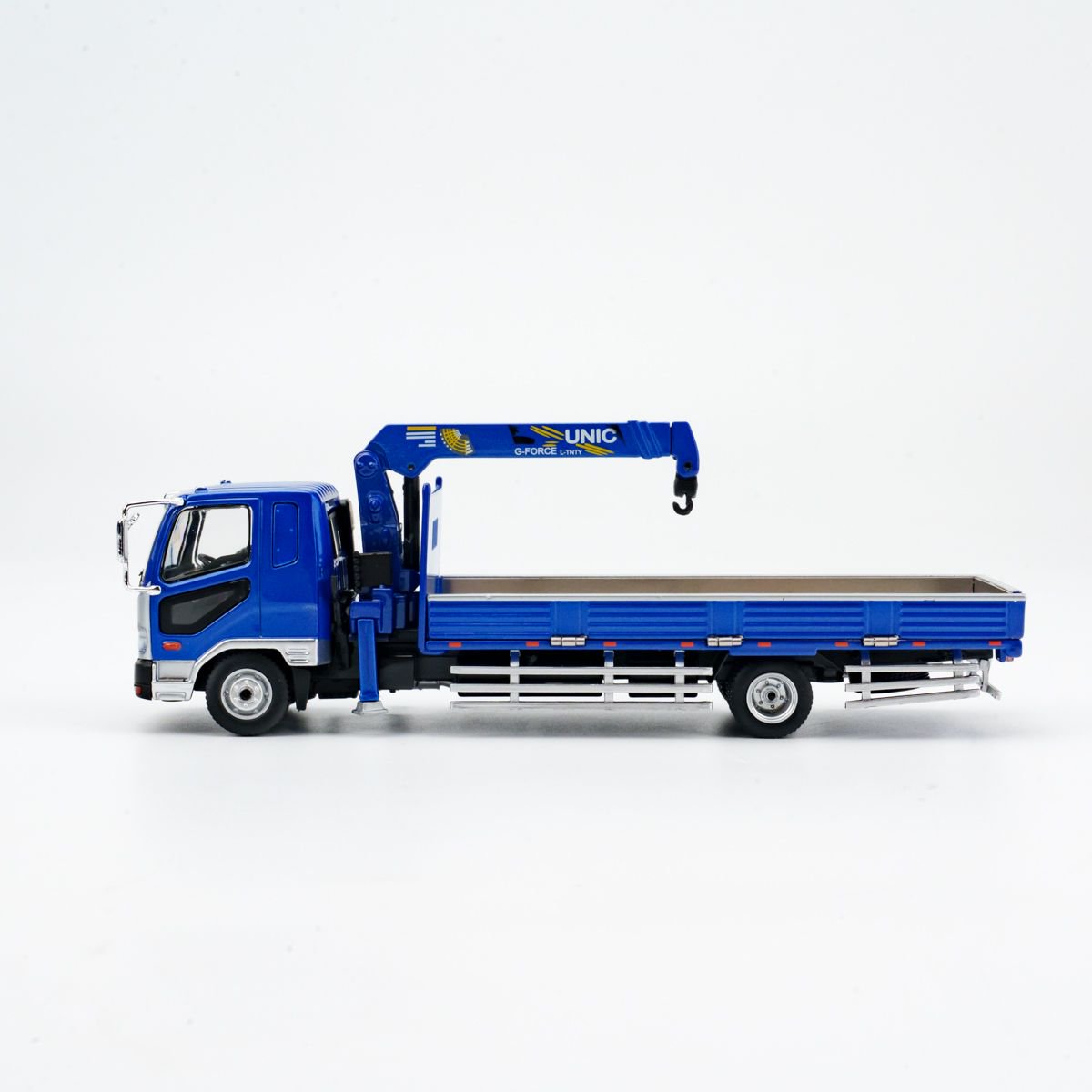 GCD 1:64 Mitsubishi Fuso Fighter Boom Lifter Crane Truck Official Licensed Blue with 2 Bunches of PVC Pipes + 1 Metallic Sun Shade