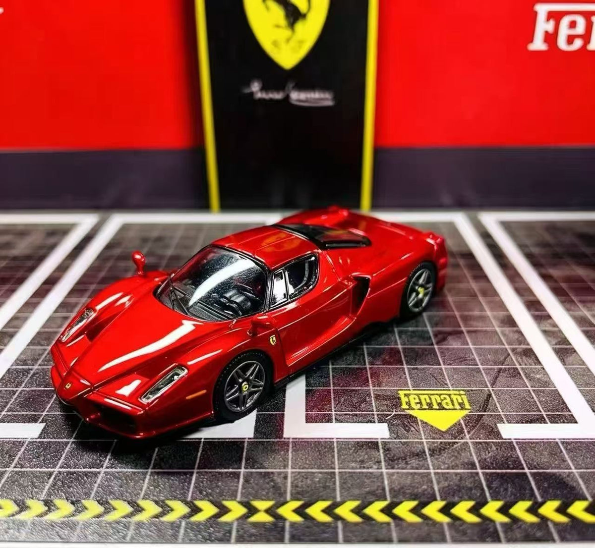 HG 1:64 Enzo Metallic Red
