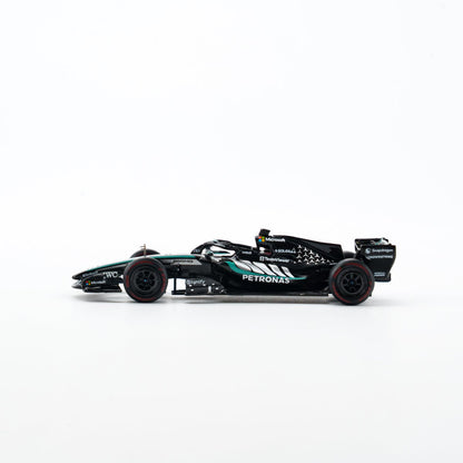 MINICHAMPS 1:64 MERCEDES-AMG PETRONAS FORMULA ONE TEAM W17 - GEORGE RUSSELL - WINNER SPRINT CHINA GP 2026 With FIGURINE AND POSITION BOARD