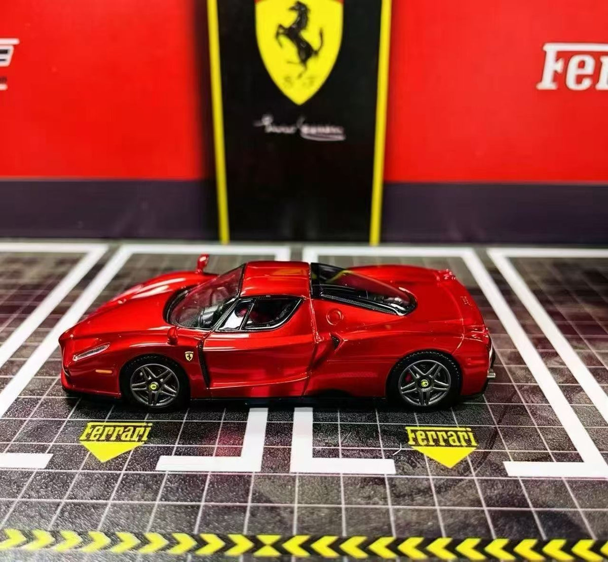 HG 1:64 Enzo Metallic Red