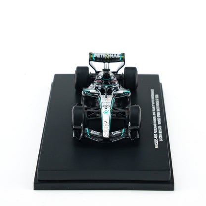 MINICHAMPS 1:64 MERCEDES-AMG PETRONAS FORMULA ONE TEAM W17 - GEORGE RUSSELL - WINNER SPRINT CHINA GP 2026 With FIGURINE AND POSITION BOARD