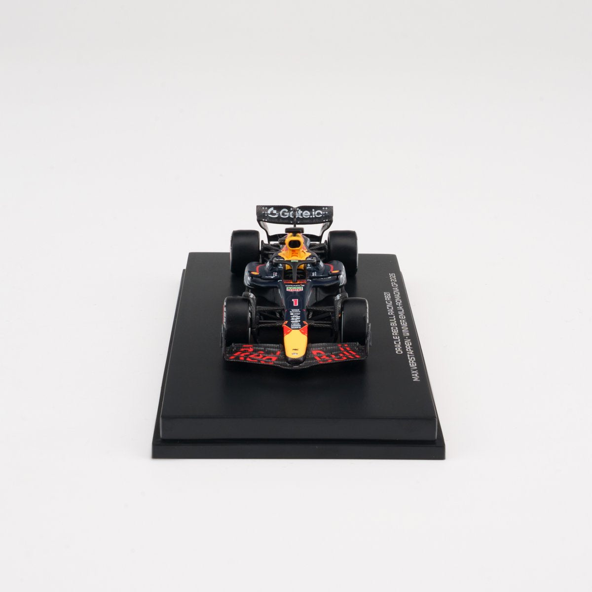 MINICHAMPS 1:64 ORACLE RED BULL RACING RB21 - MAX VERSTAPPEN - WINNER EMILIA-ROMAGNA GP 2025  With FIGURINE, 2X PITBOARD AND POSITION BOARD