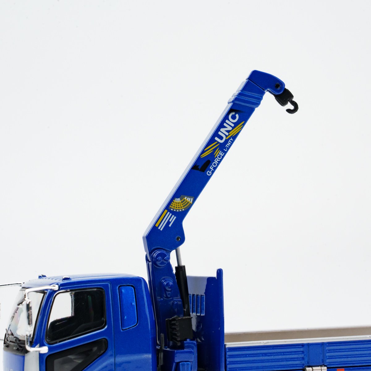GCD 1:64 Mitsubishi Fuso Fighter Boom Lifter Crane Truck Official Licensed Blue with 2 Bunches of PVC Pipes + 1 Metallic Sun Shade