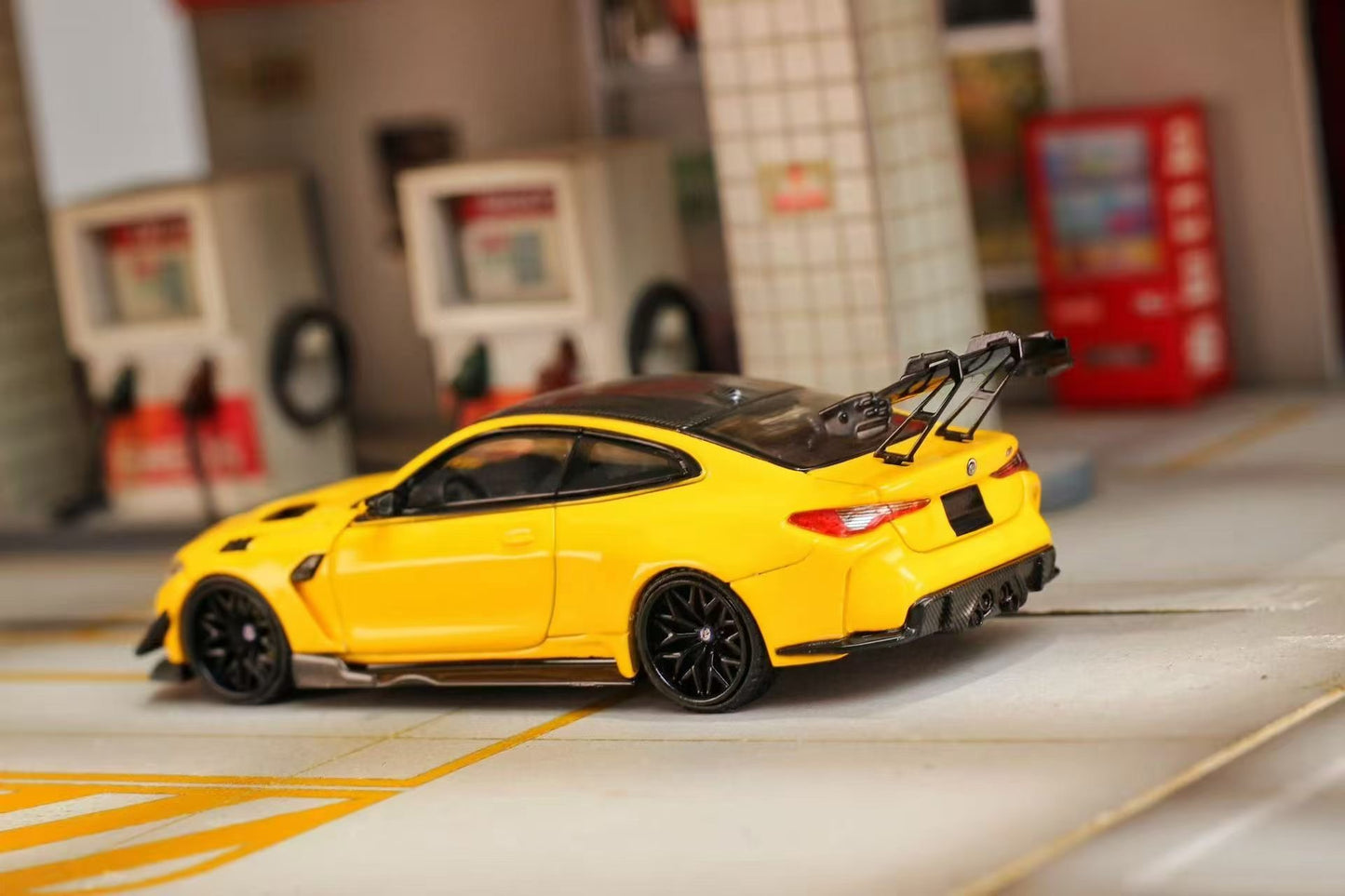 Street Weapon 1:64 BMW M4 G82 Floßmann / Flossmann Auto Design Wide-body Custom Yellow