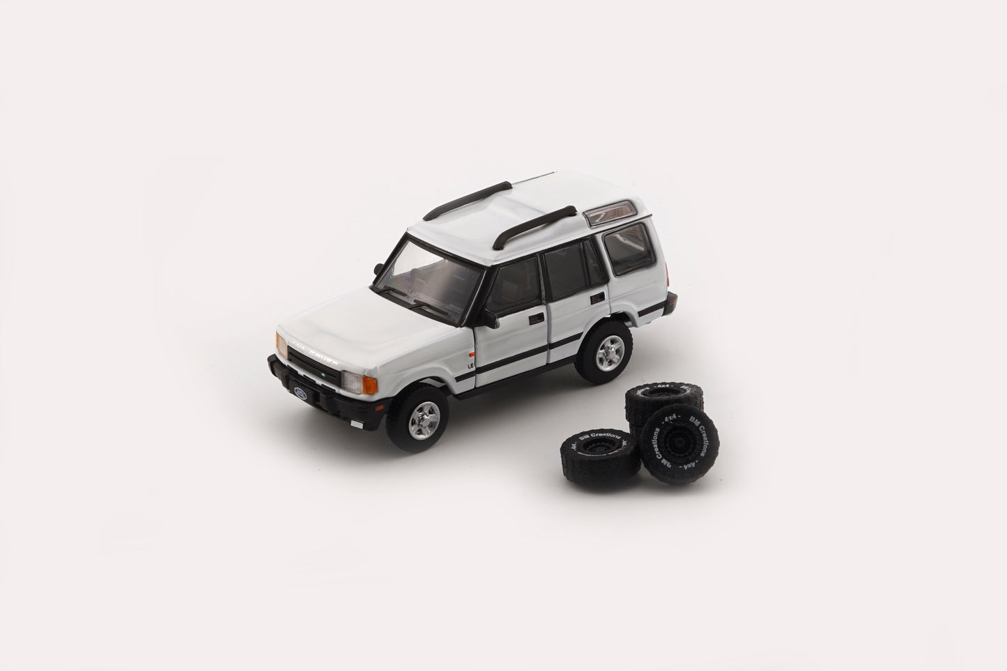 BM Creations 1/64 Land Rover 1998 Discovery 1 with 4 Additional Wheels- White (RHD)